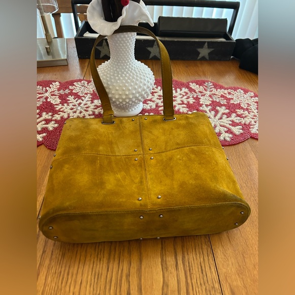 TOD’S Quilted Classic Leather Silver-Studded Bucket Bag in Mustard - Picture 14 of 16